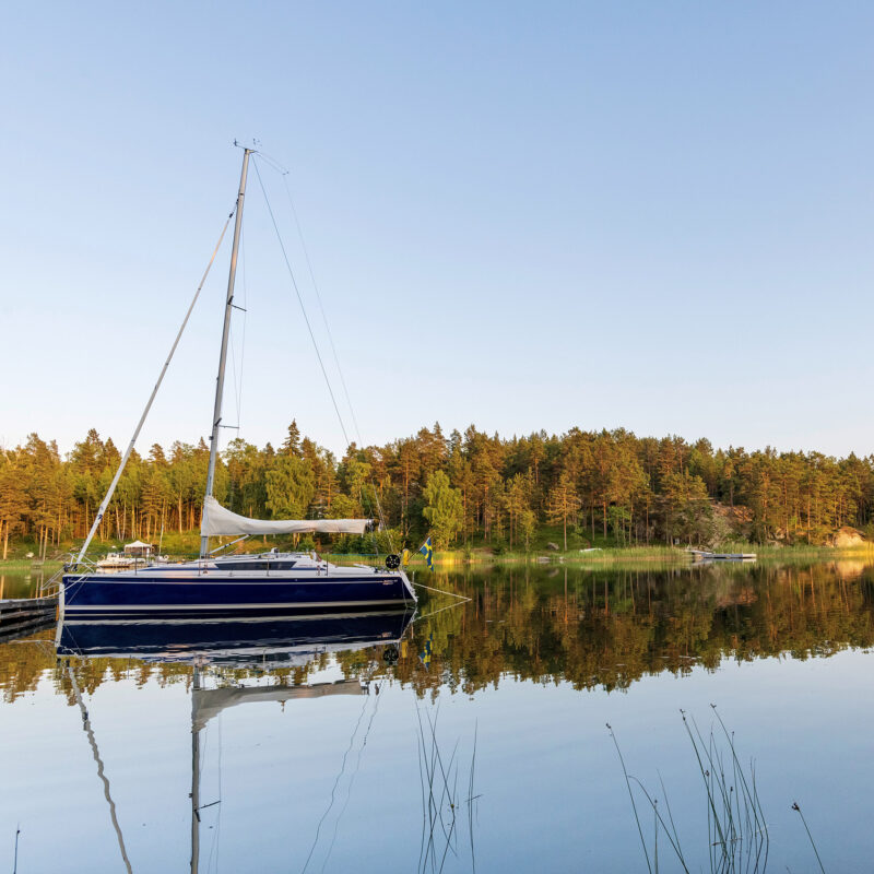 sailboats-moored-lake-against-clear-sky